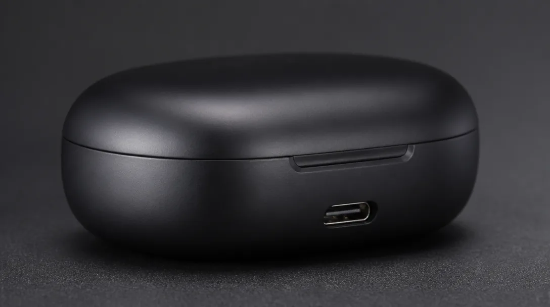 Supra Nero TX Pro ultra-kompakt laddningsfodral med USB-C-port på mörk yta, makrofoto