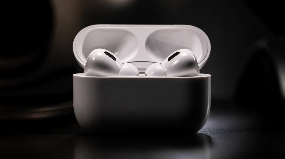 AirPods Pro i laddningsfodral, närbild med dramatisk studiomiljö